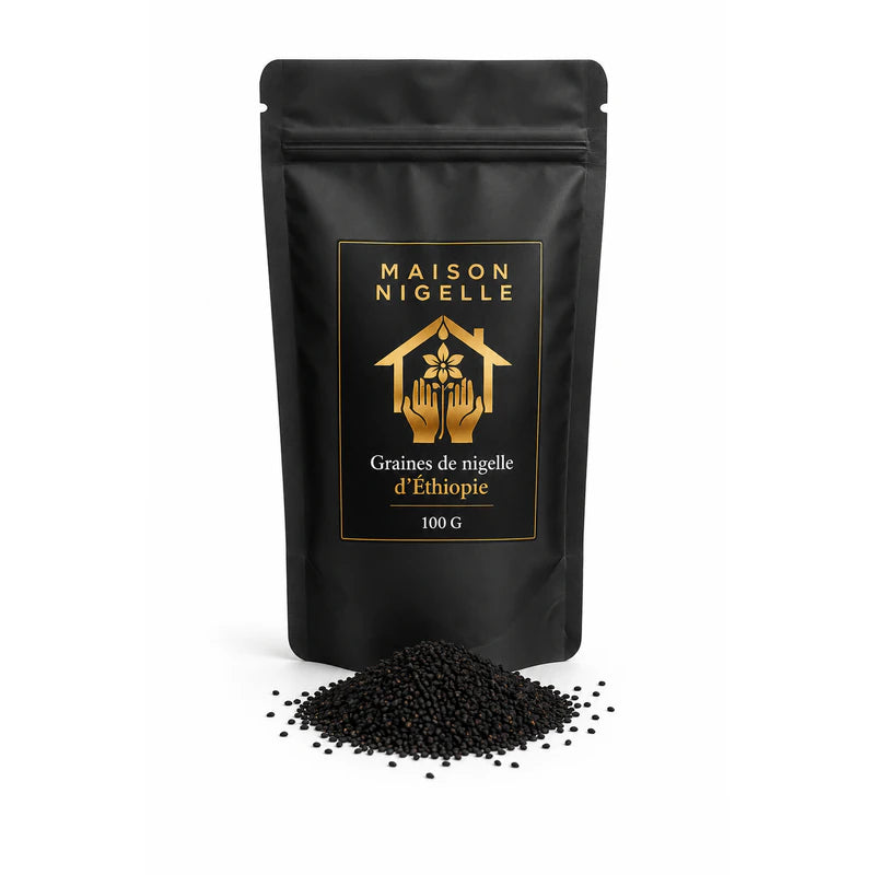 Sachet noir refermable de graines de nigelle d'Éthiopie avec graines disposées devant