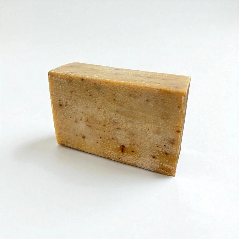 Pain rectangulaire beige et grainé de savon à la nigelle et au girofle