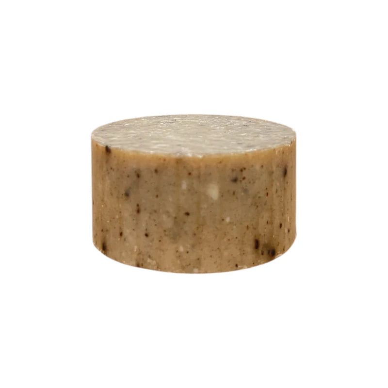 Pain cylindrique de savon à l'huile et aux graines de nigelle, vue de trois quarts