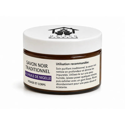 Pot de savon noir à la nigelle tourné vers les conseils d'utilisation de l'étiquette