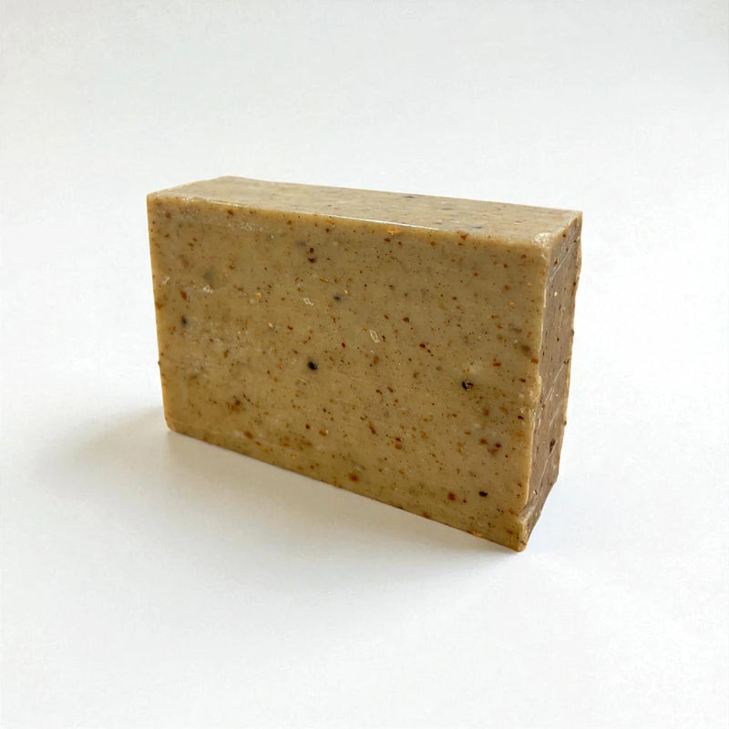 Pain rectangulaire beige et moucheté de savon à la nigelle et au laurier