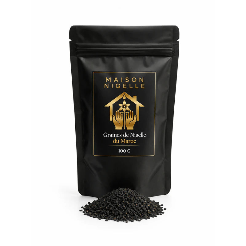 Sachet noir refermable de graines de nigelle du Maroc avec graines disposées devant