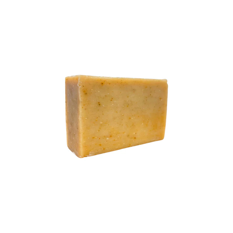 Pain rectangulaire jaune doré de savon au costus indien sur fond blanc