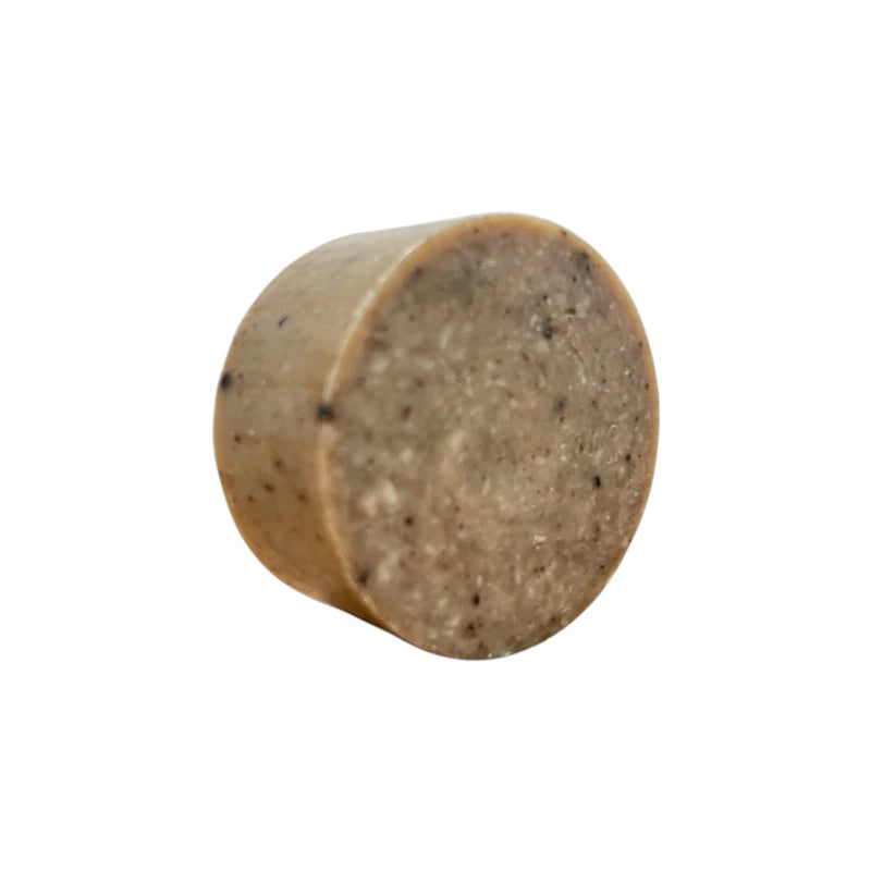 Savon rond saponifié à froid avec huile et graines de nigelle, vue de côté