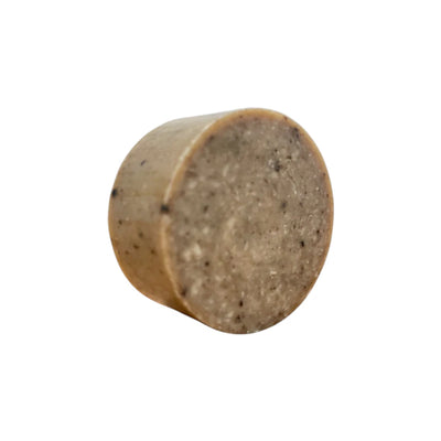 Savon rond saponifié à froid avec huile et graines de nigelle, vue de côté