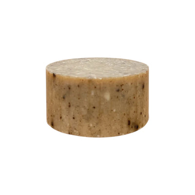Pain cylindrique de savon à l'huile et aux graines de nigelle, vue de trois quarts