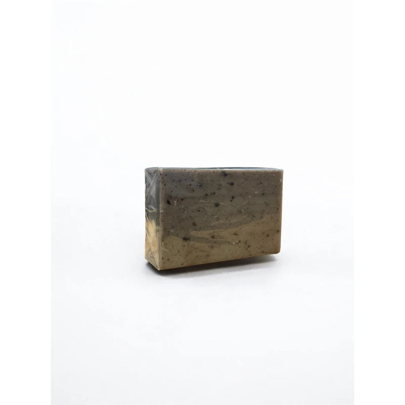 Pain emballé de savon surgras à la nigelle et au pamplemousse sur fond blanc